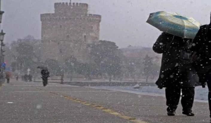 Η Θεσσαλονίκη στα «λευκά» από ψηλά (βίντεο)